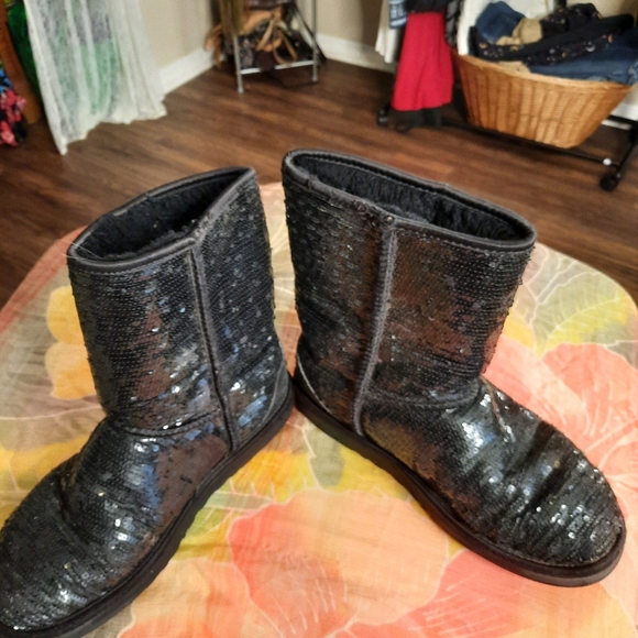 COPY - UGG black sequins boots - Picture 5 of 8